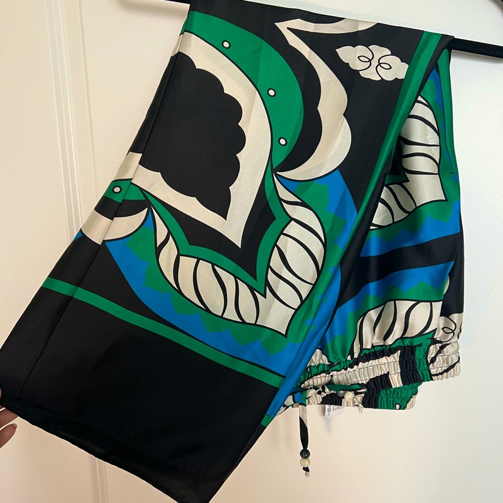 BRIGHT, TROPICAL VIBES. ZARA SILKY PANTS.